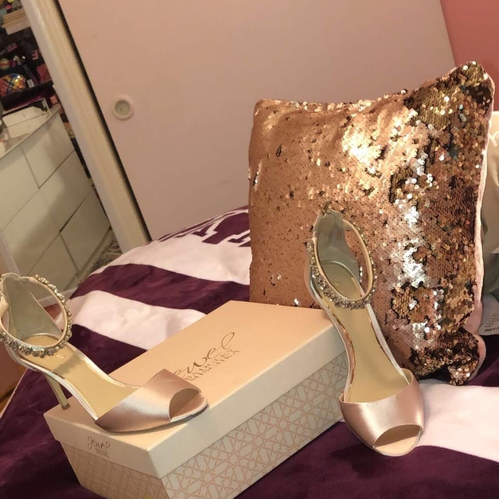 WMNS CHAMPAGNE SAT AFTER FIVE SANDALS WITH RHINSTO